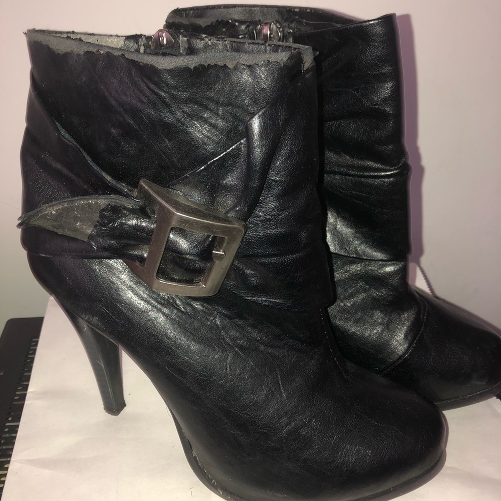 Black crackle looked booties